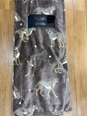 Rachel roy Cheetah Plush blanket